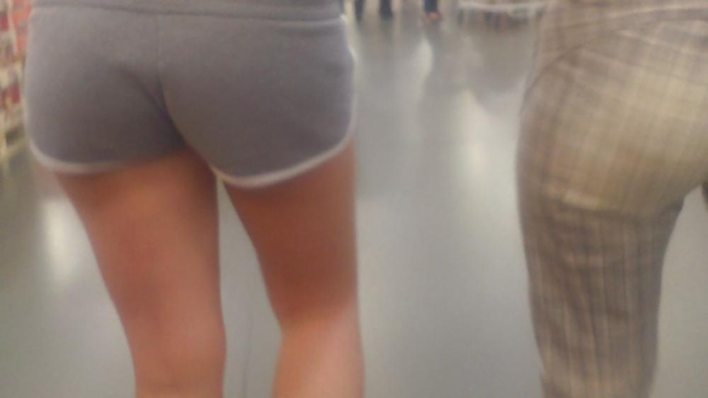 25P Girls ass & butts at the market in shorts