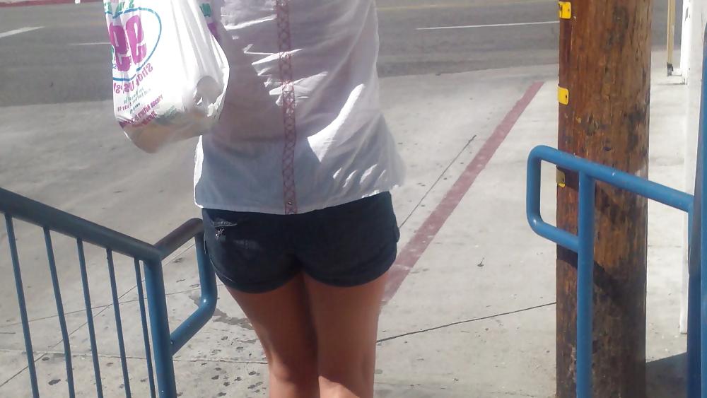 25P Girls ass & butts at the market in shorts