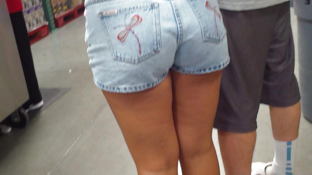 25P Girls ass & butts at the market in shorts