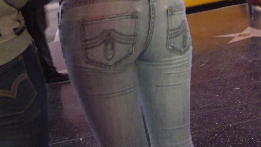 25P Girls ass & butts at the market in shorts