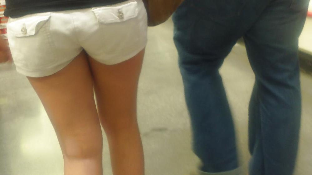 25P Girls ass & butts at the market in shorts