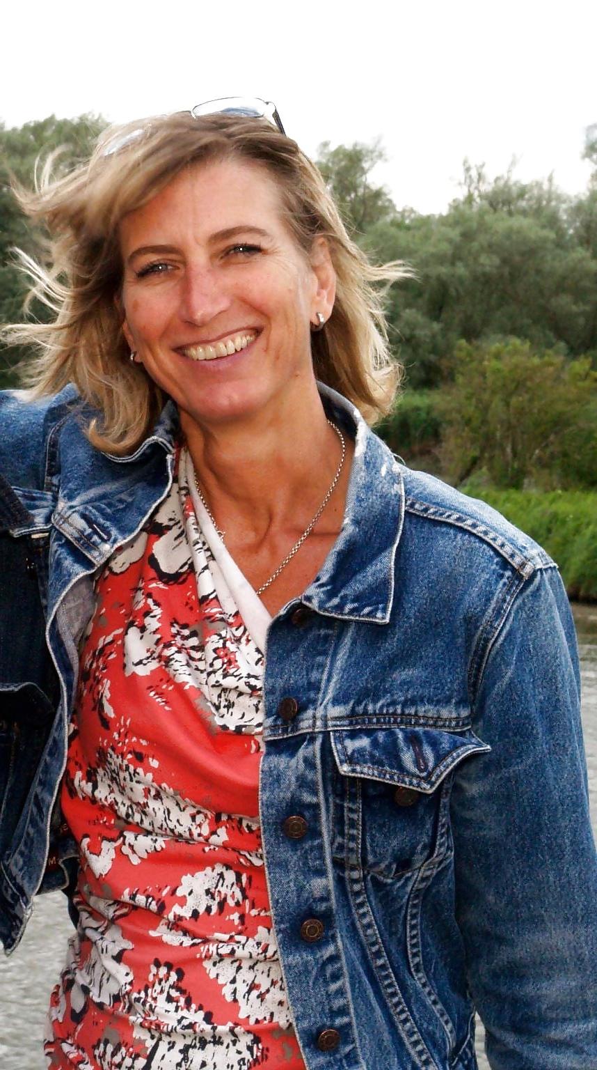 12P How do you fuck Dutch mom and her girls