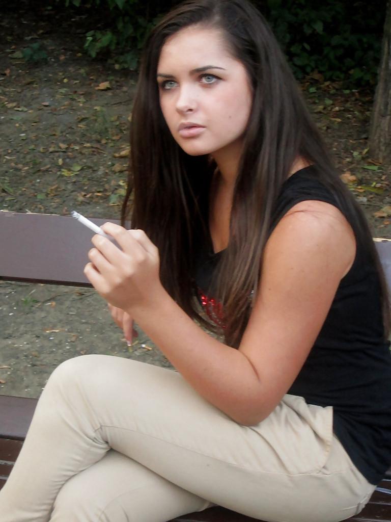 18P Smoking 009 - Amateur Smoking Park Session