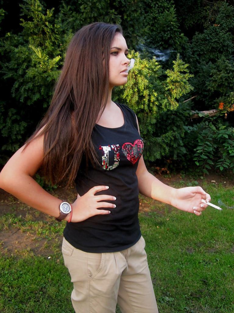 18P Smoking 009 - Amateur Smoking Park Session