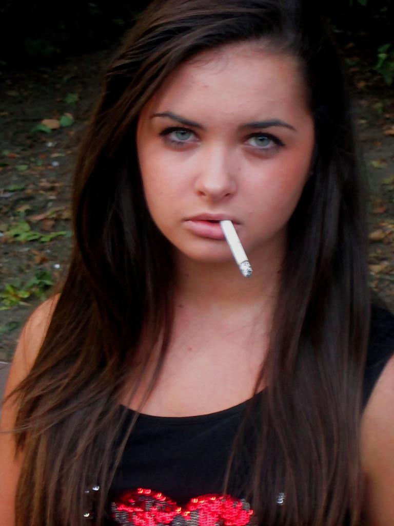 18P Smoking 009 - Amateur Smoking Park Session