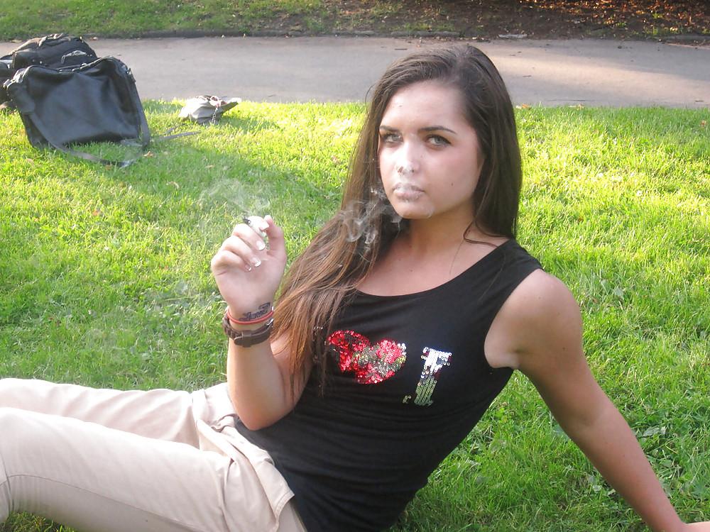 18P Smoking 009 - Amateur Smoking Park Session