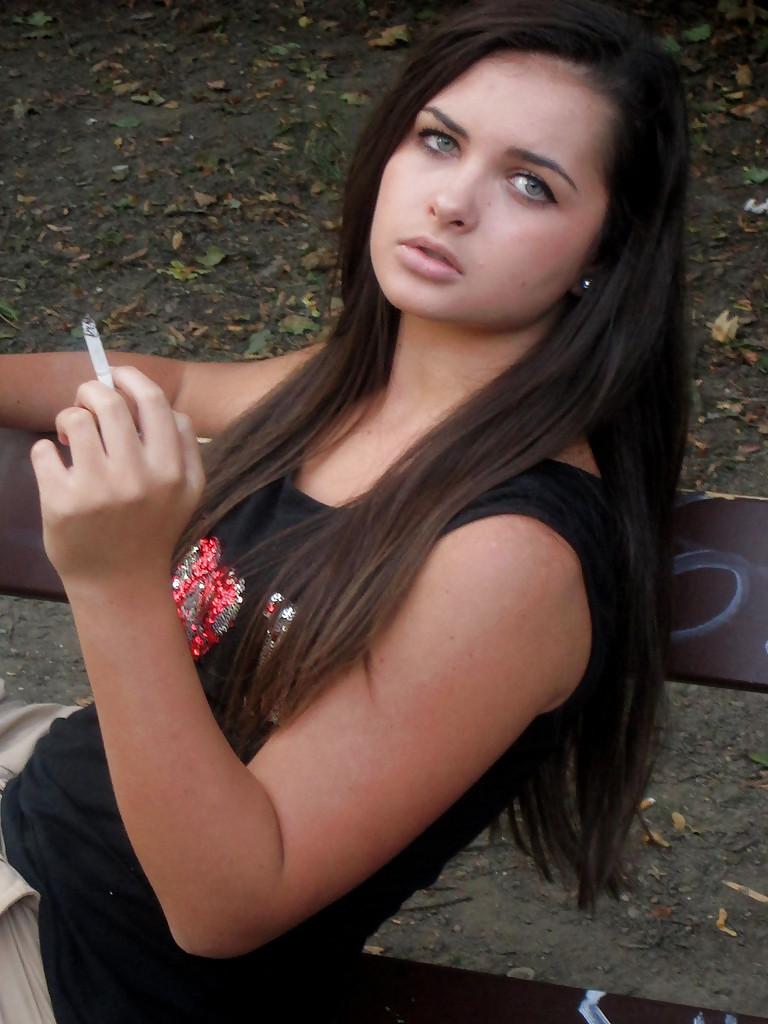 18P Smoking 009 - Amateur Smoking Park Session