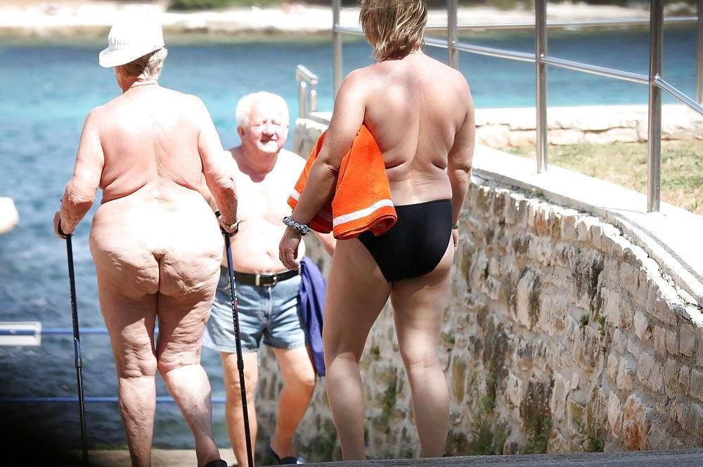 25P Grannies in holiday 