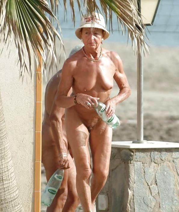 25P Grannies in holiday 