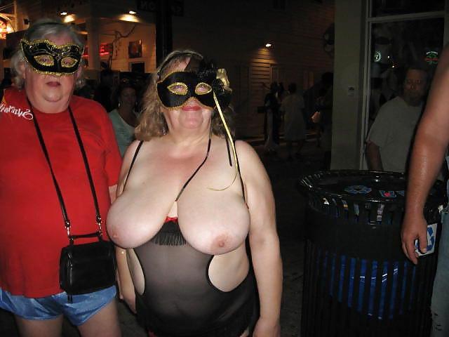 25P Grannies in holiday 
