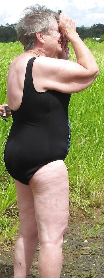 25P Grannies in holiday 