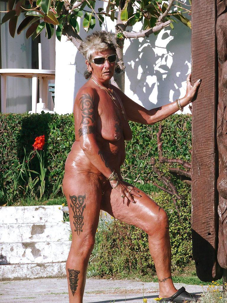 25P Grannies in holiday 