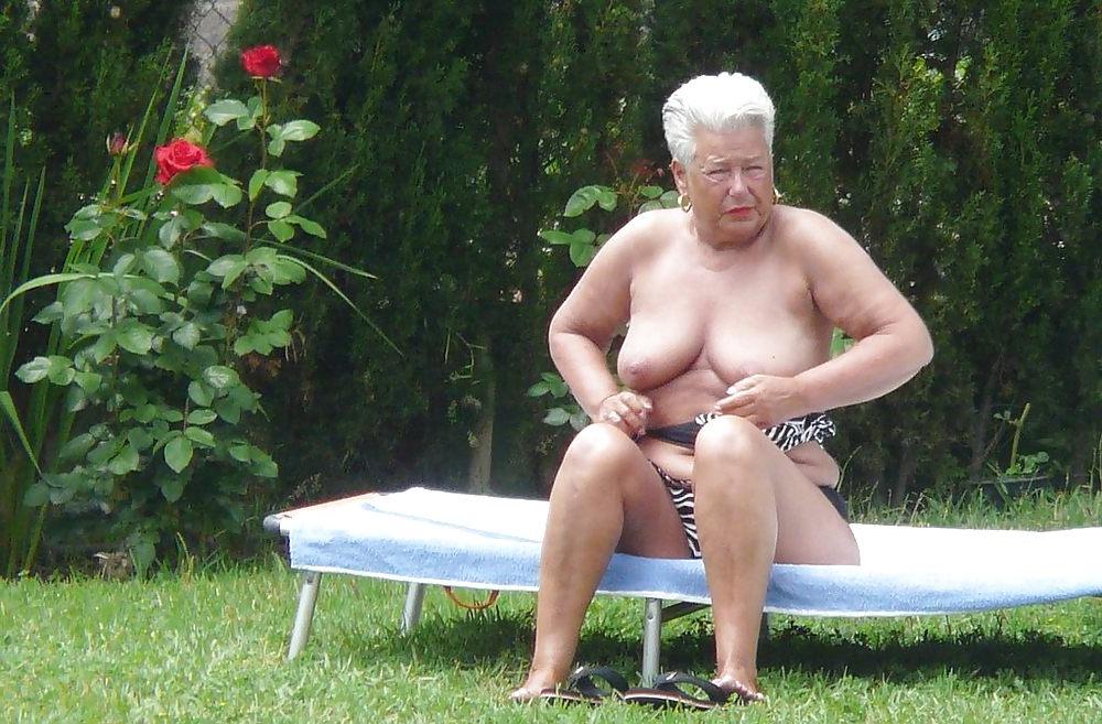 25P Grannies in holiday 
