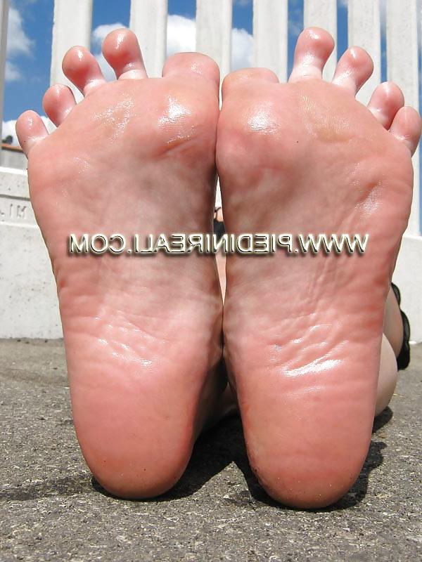 11P Chanel italian female feet from piedinireali.com