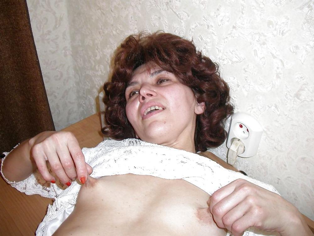 25P Mature Jessy - Helping With The Computer