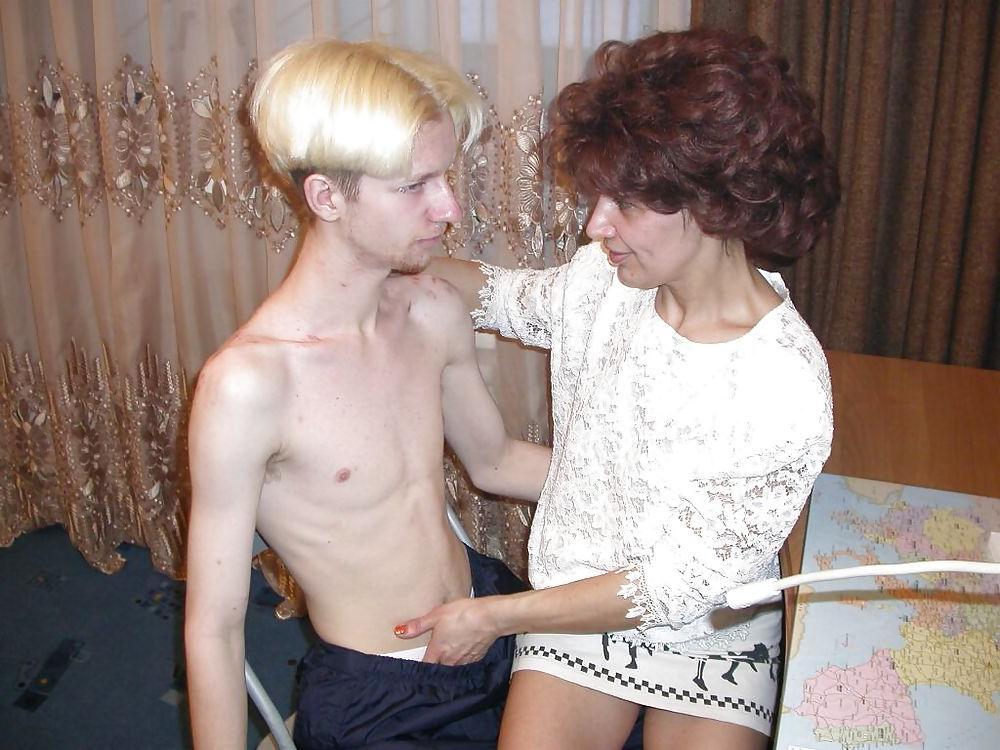 25P Mature Jessy - Helping With The Computer