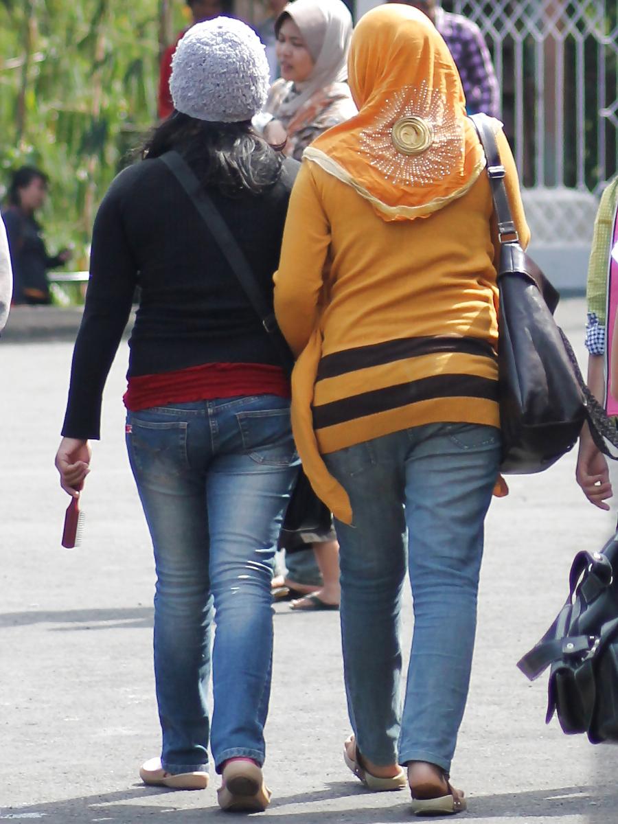 5P Sexy Teen in Hijab & Tigh Jeans