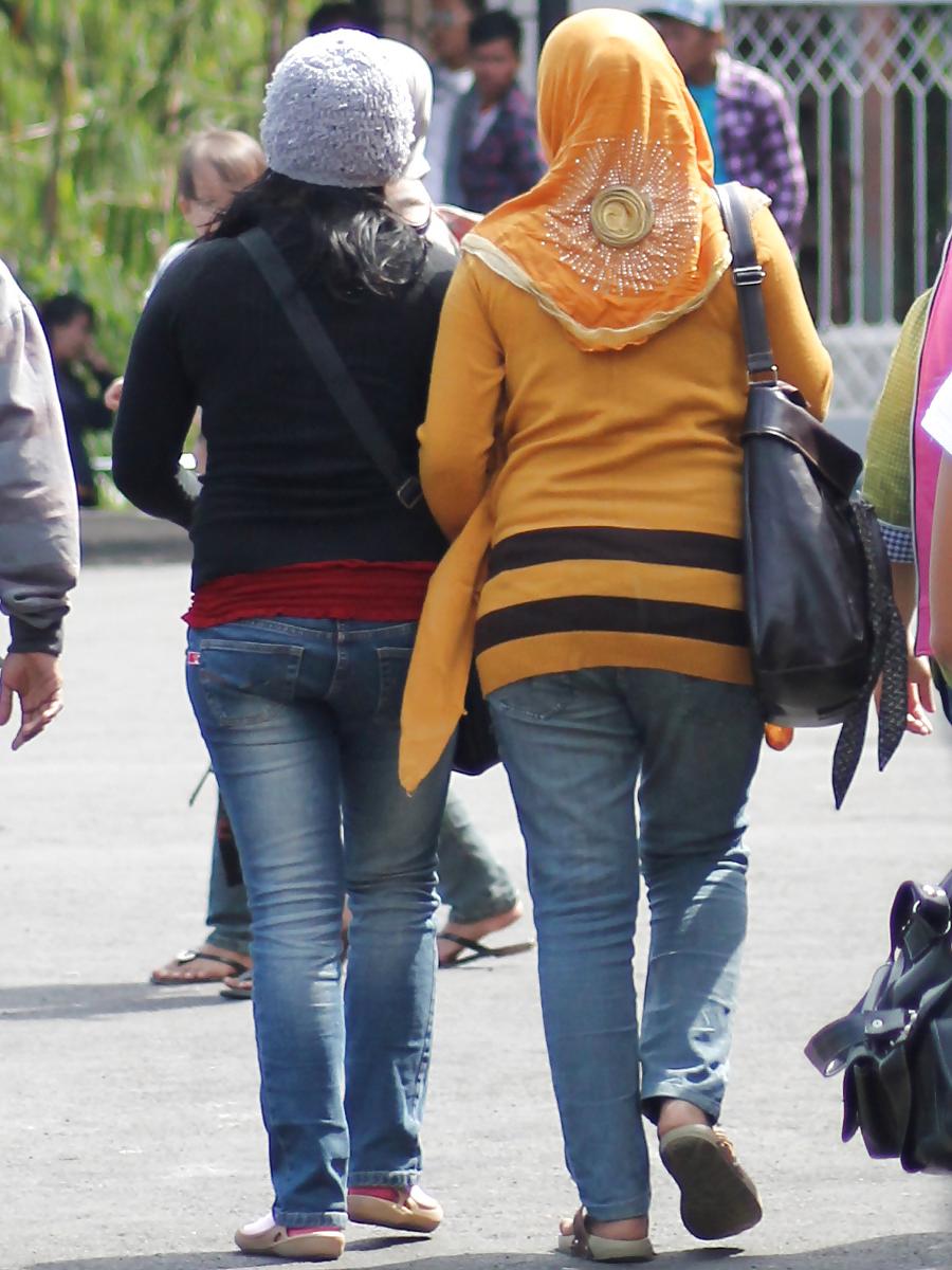 5P Sexy Teen in Hijab & Tigh Jeans