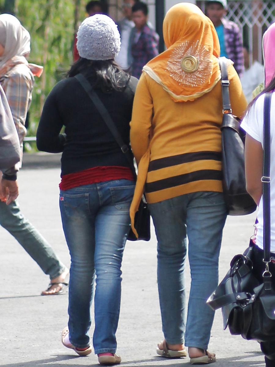 5P Sexy Teen in Hijab & Tigh Jeans