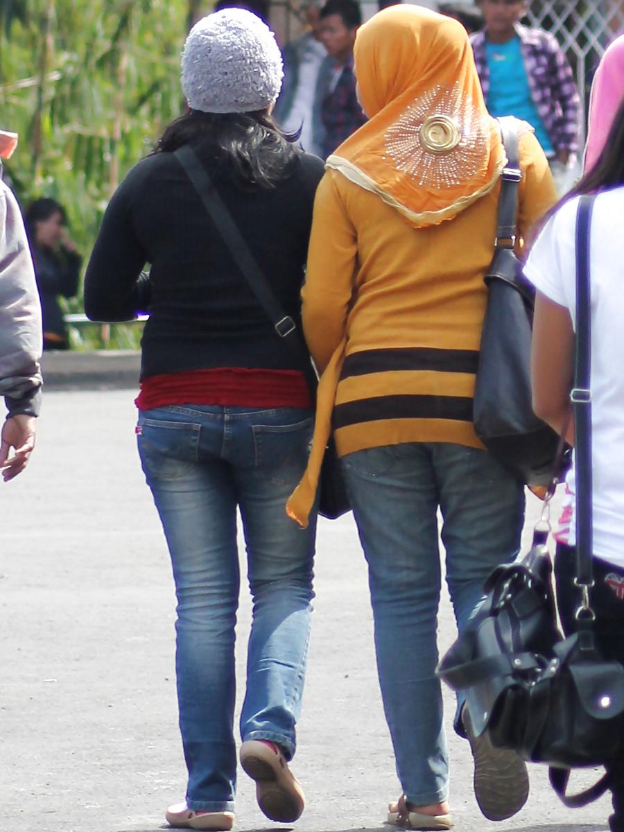 5P Sexy Teen in Hijab & Tigh Jeans