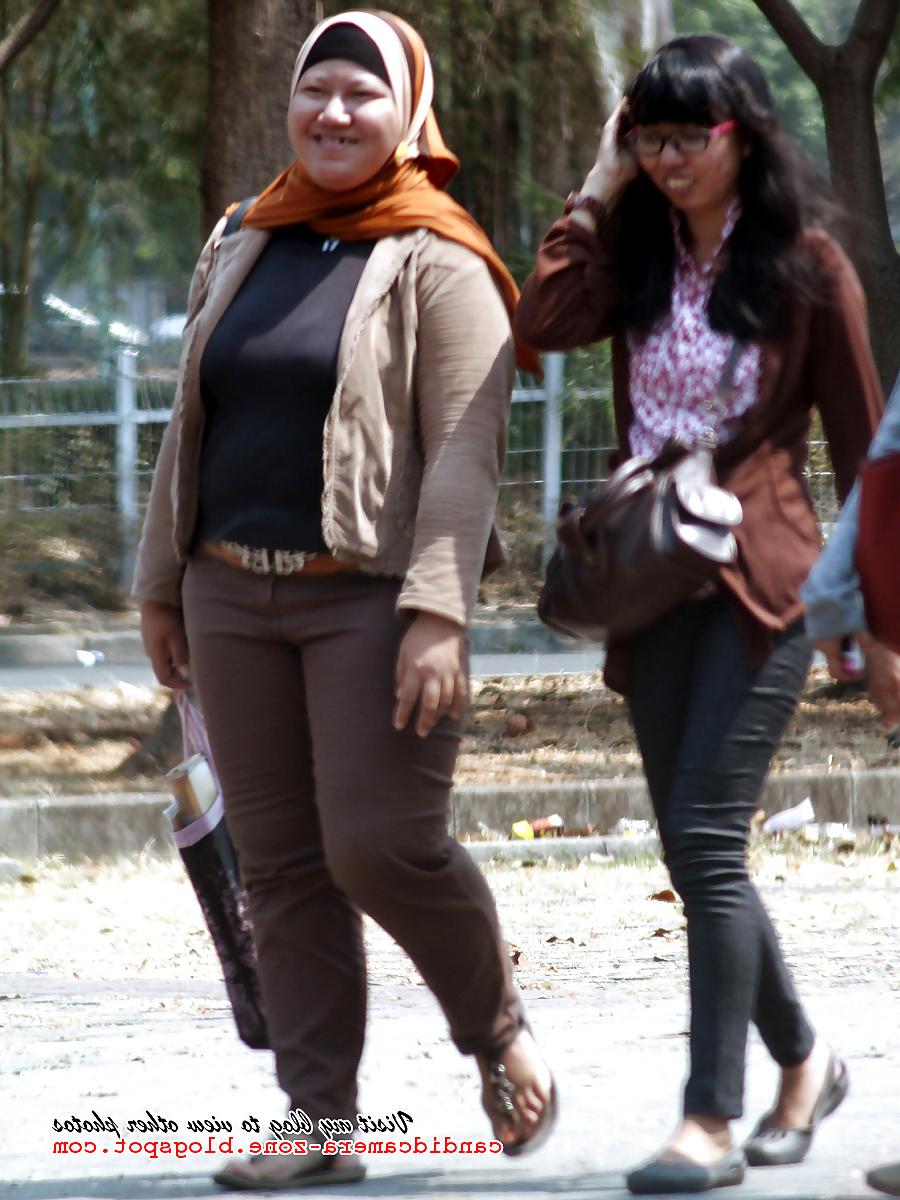 13P Huge Hijab in Tight Jeans