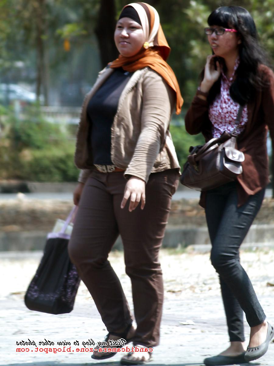 13P Huge Hijab in Tight Jeans