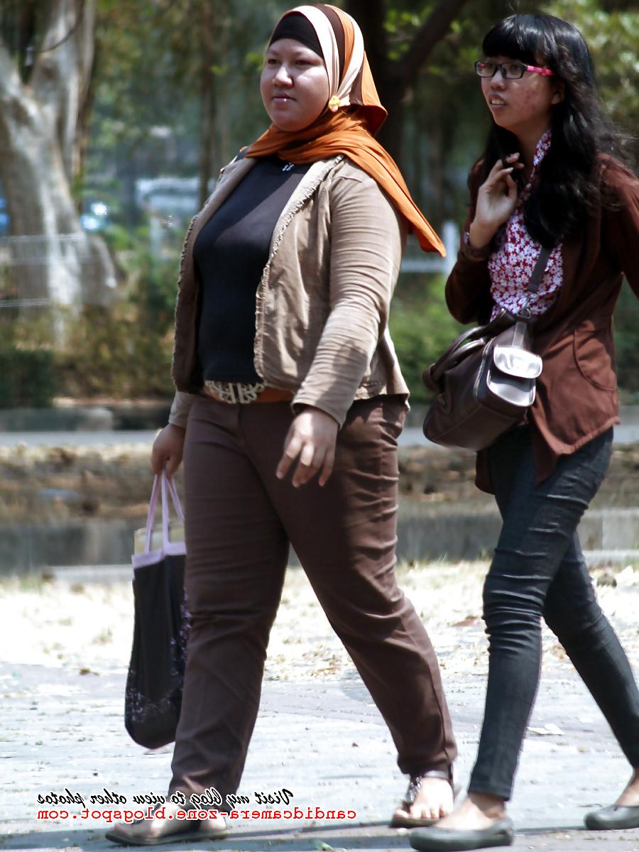 13P Huge Hijab in Tight Jeans