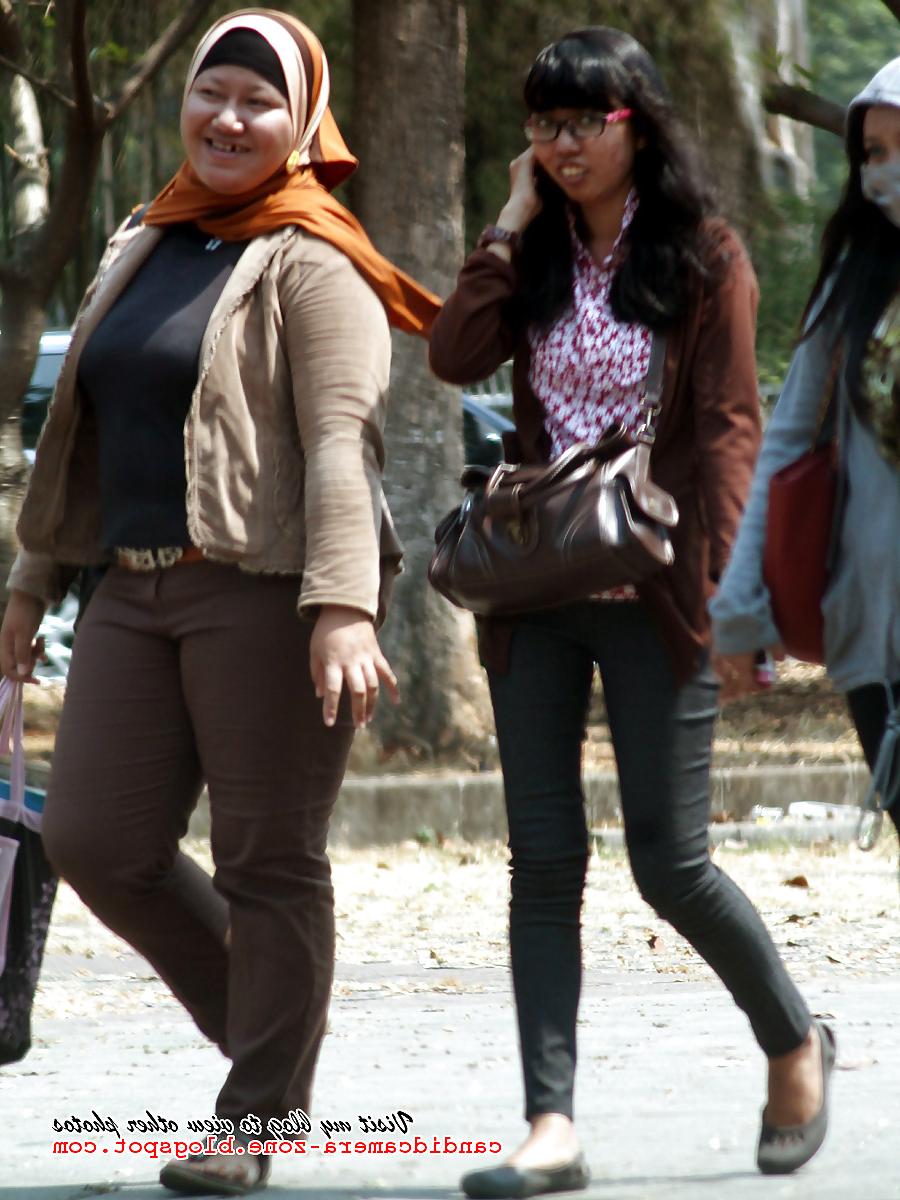13P Huge Hijab in Tight Jeans