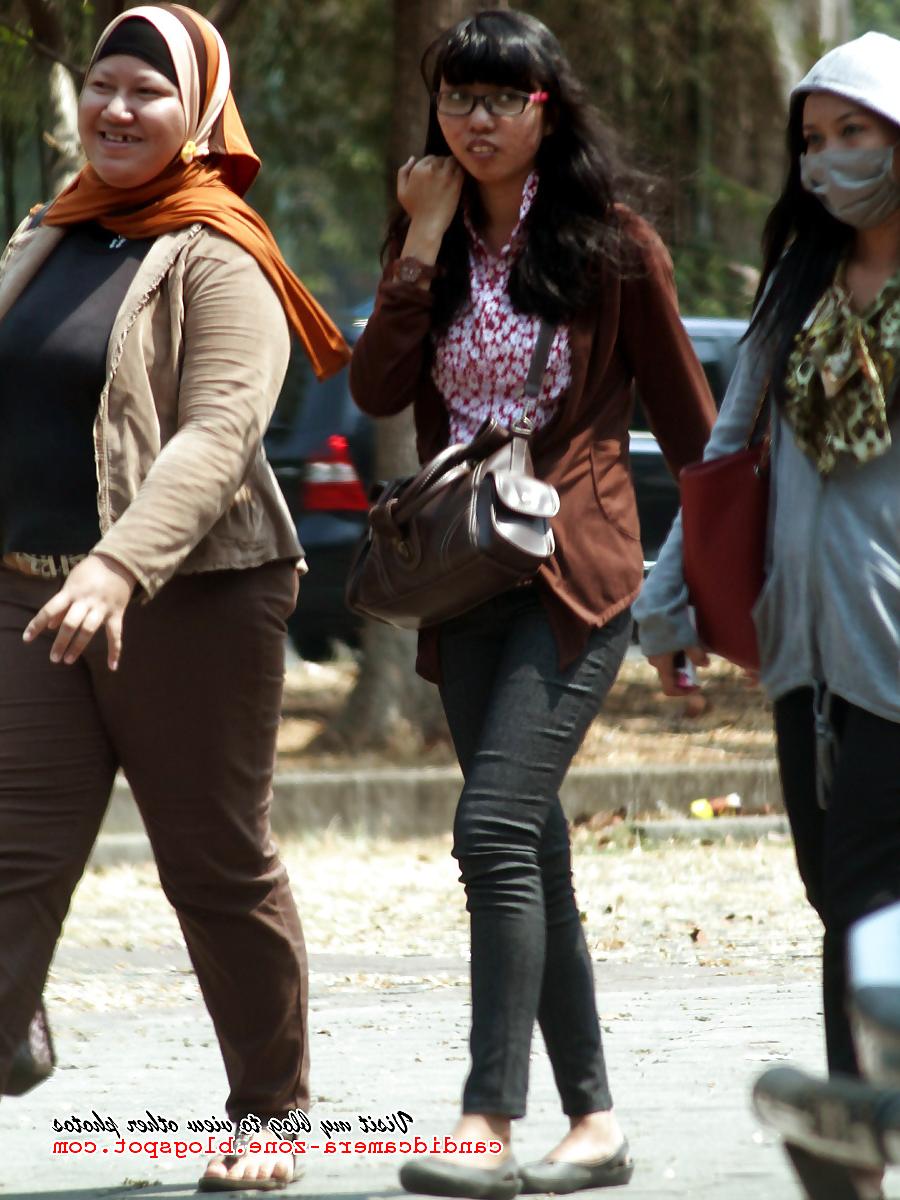 13P Huge Hijab in Tight Jeans
