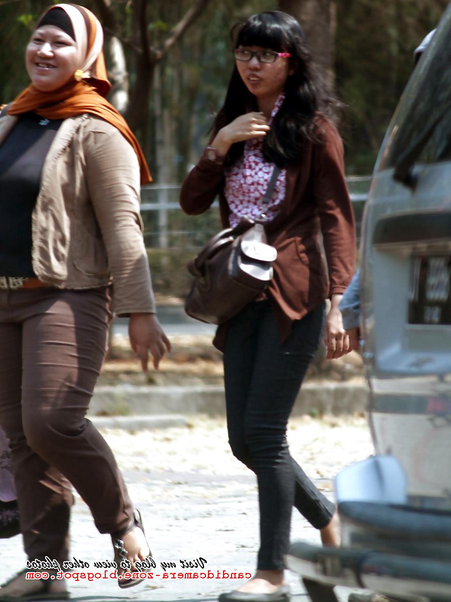 13P Huge Hijab in Tight Jeans