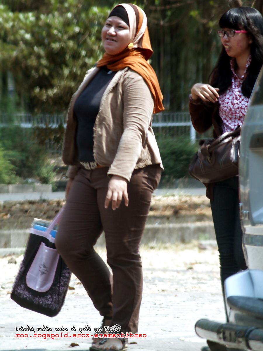 13P Huge Hijab in Tight Jeans