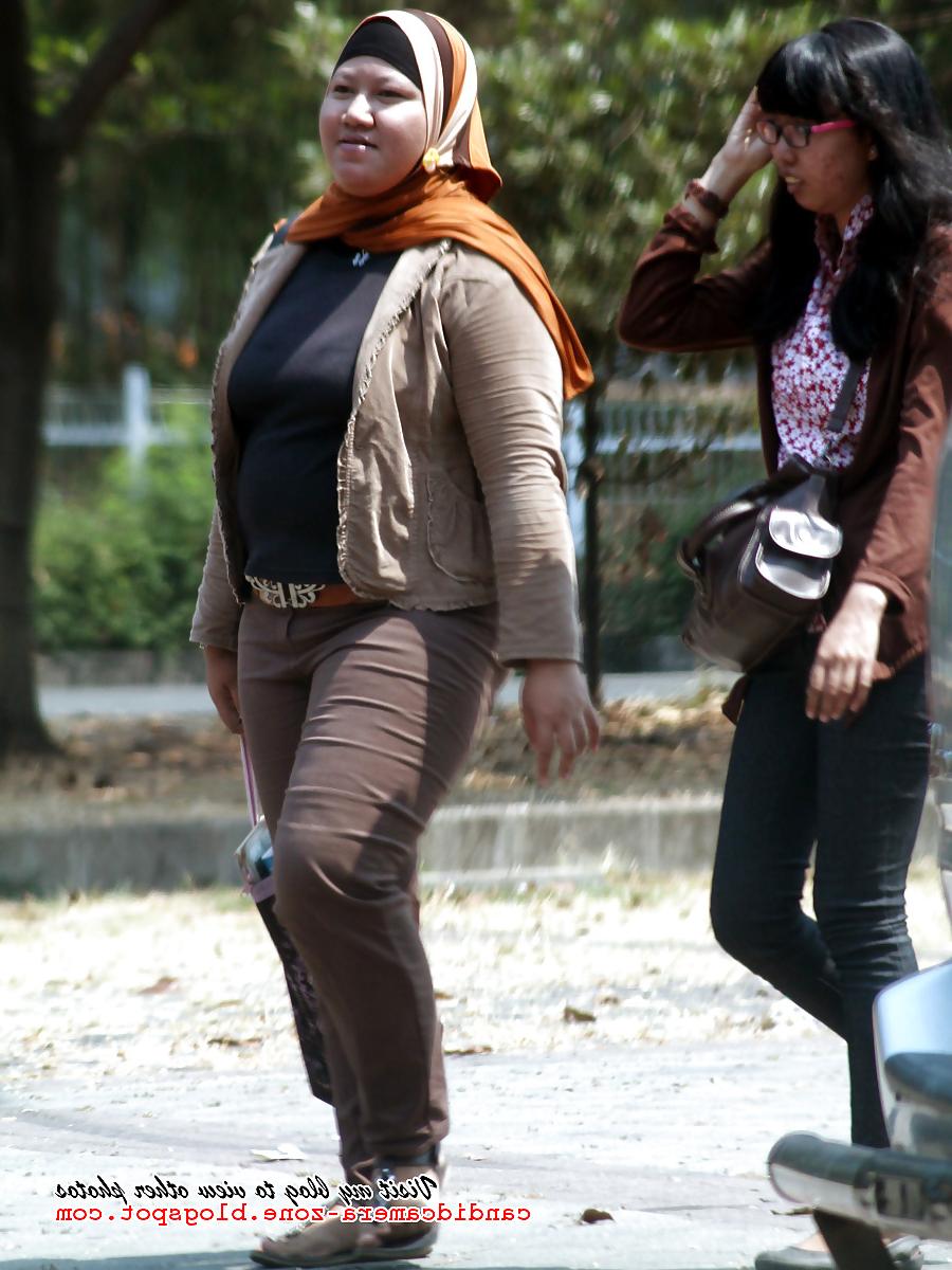 13P Huge Hijab in Tight Jeans