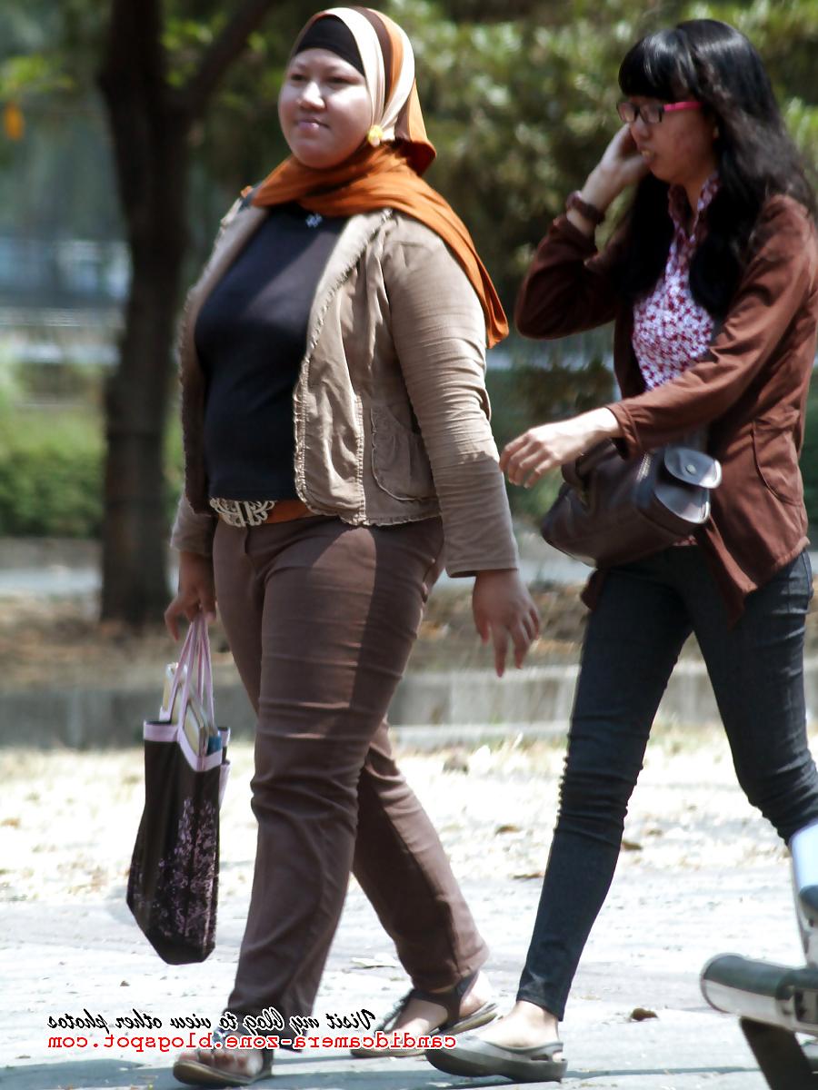 13P Huge Hijab in Tight Jeans