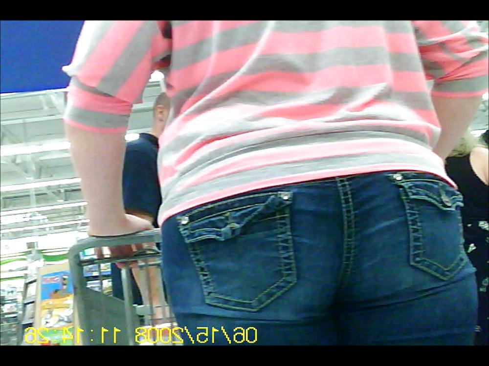 17P Chick buying electronics