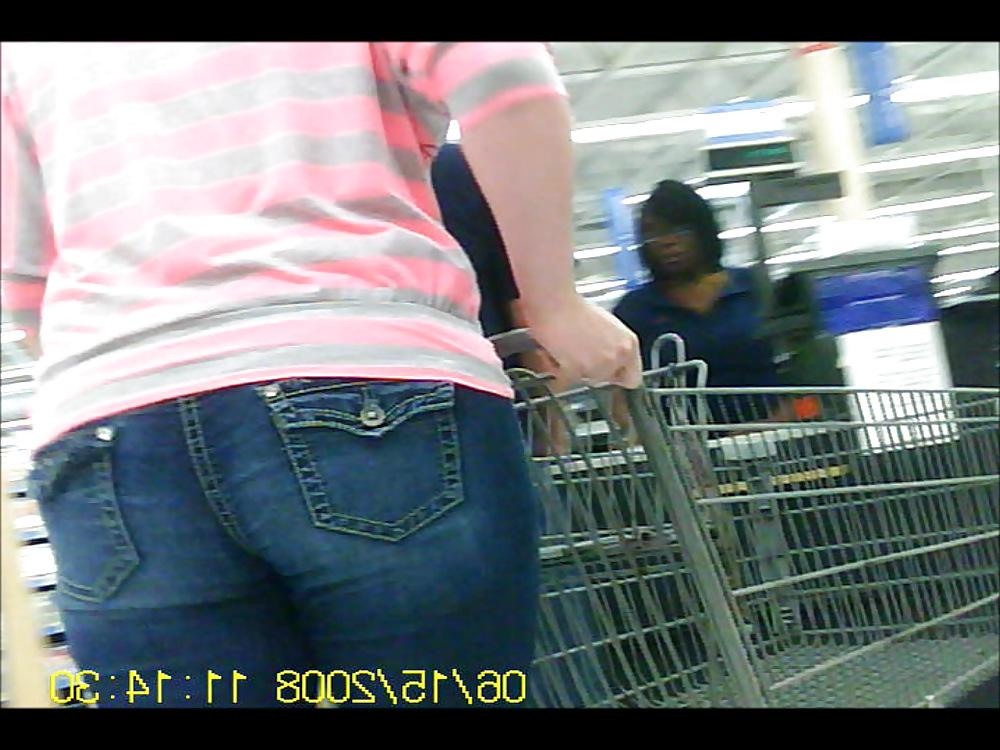 17P Chick buying electronics