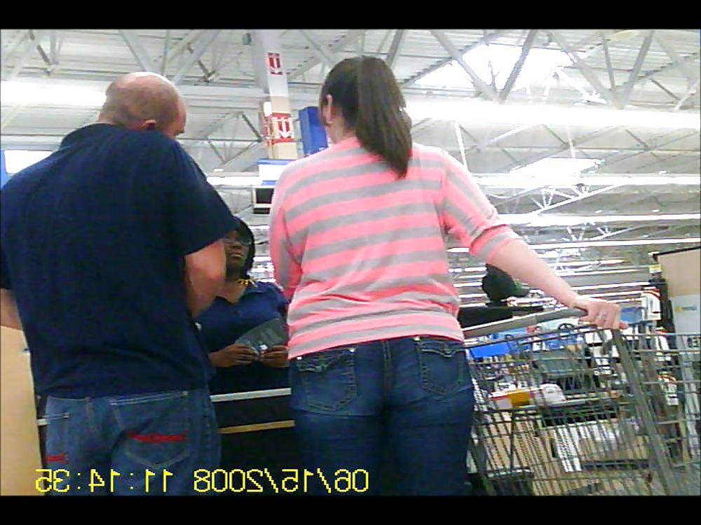 17P Chick buying electronics