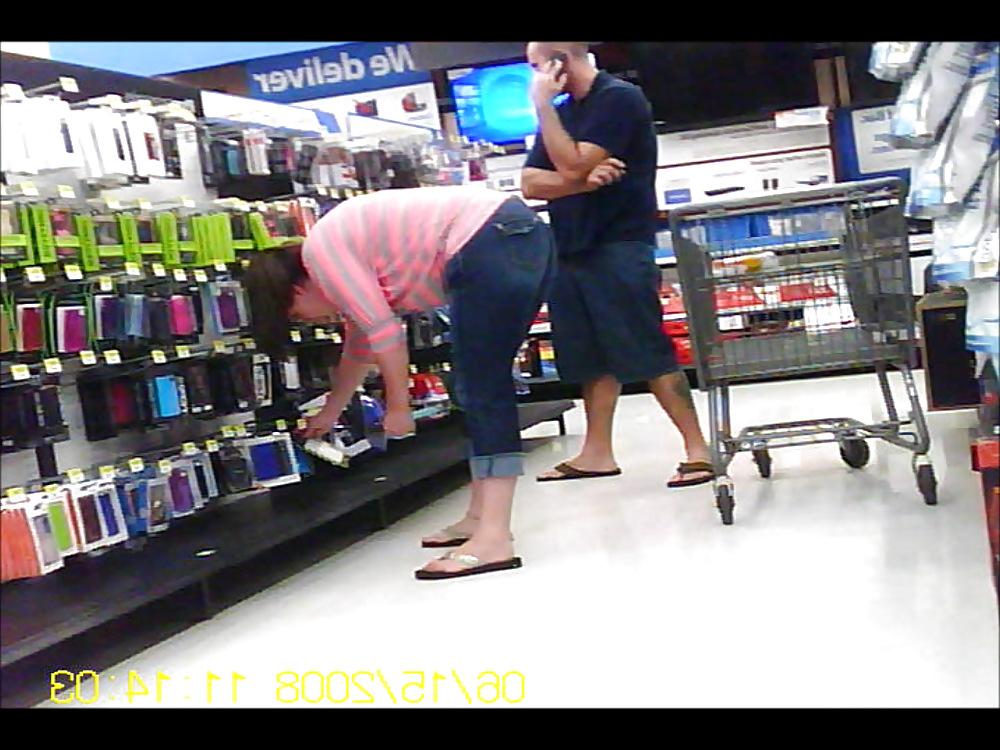 17P Chick buying electronics