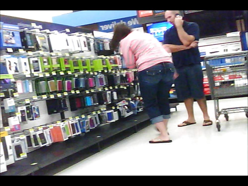 17P Chick buying electronics