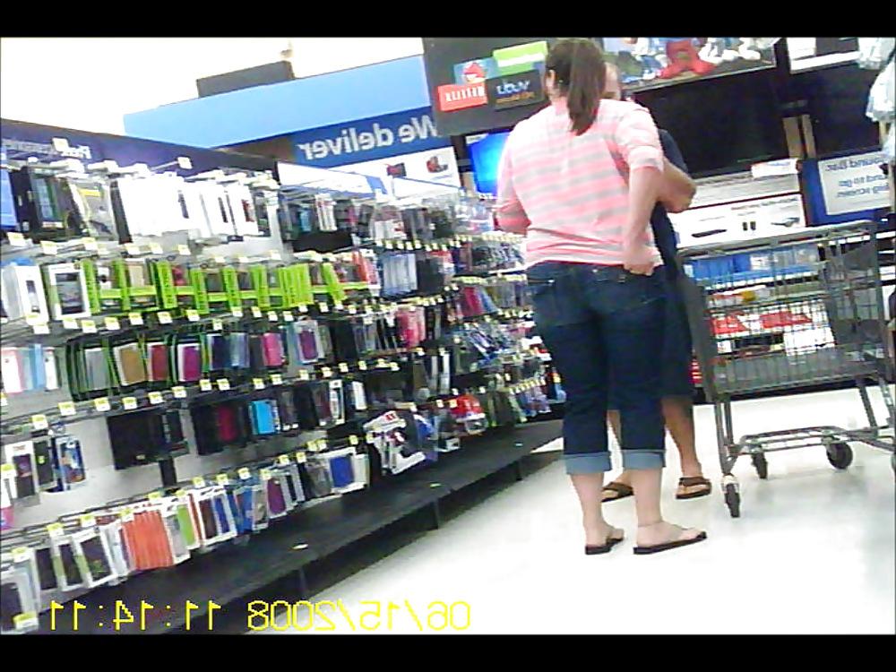 17P Chick buying electronics