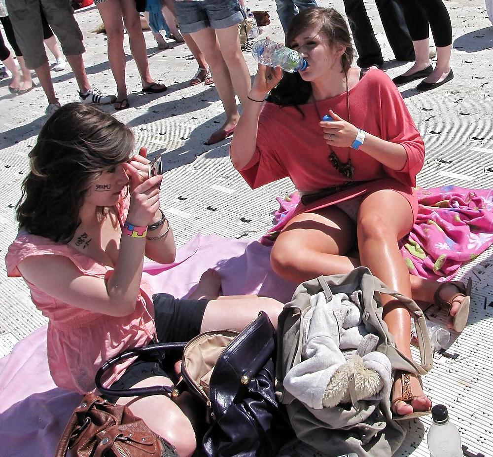 25P Upskirt  fun :) you gotta love the flash of pantie !!