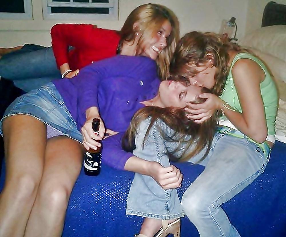 25P Upskirt  fun :) you gotta love the flash of pantie !!