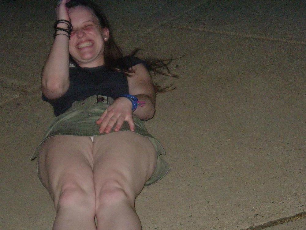 25P Upskirt  fun :) you gotta love the flash of pantie !!