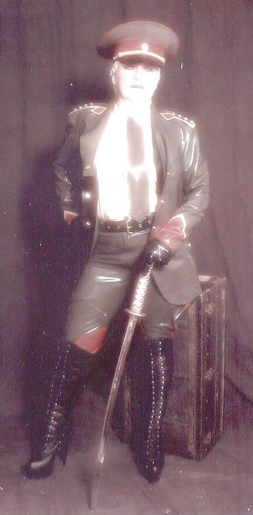 25P Domme leather gloves fetish