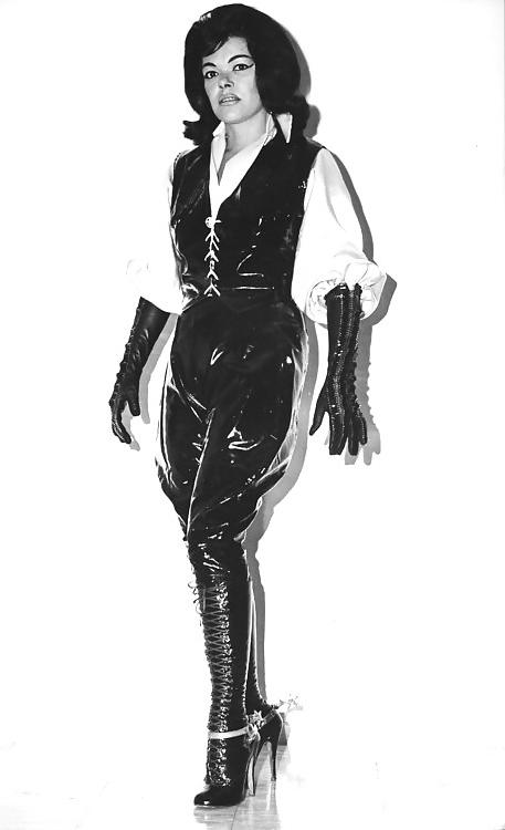 25P Domme leather gloves fetish