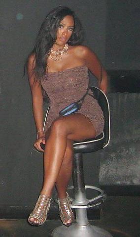 25P Persian and Arabic women with long toenails