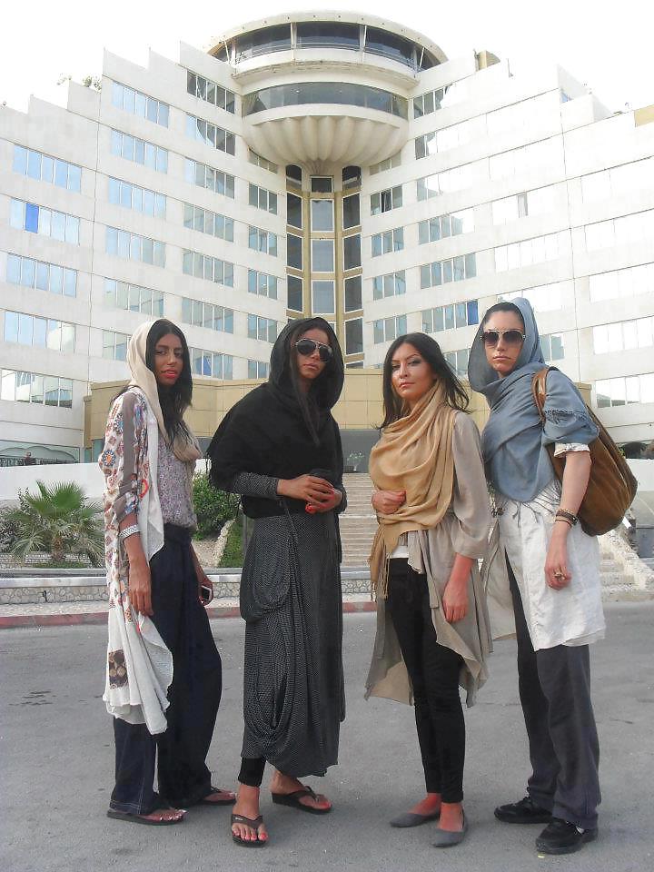 25P Persian and Arabic women with long toenails