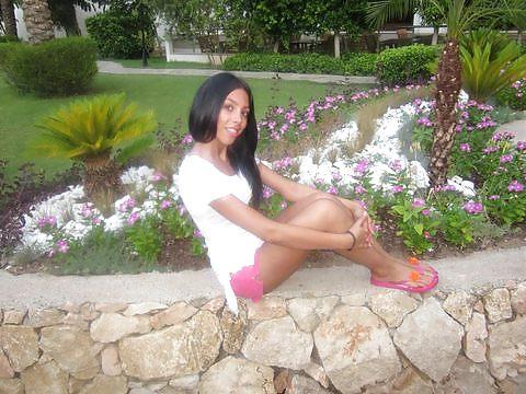 25P Persian and Arabic women with long toenails