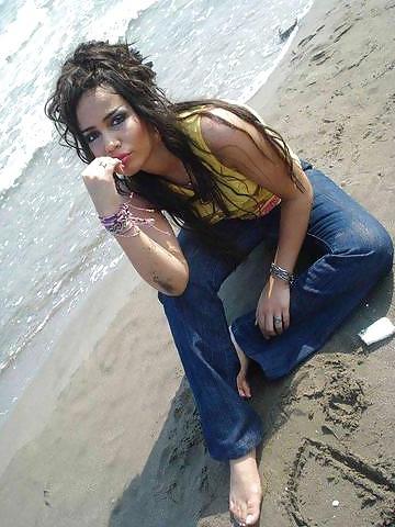 25P Persian and Arabic women with long toenails