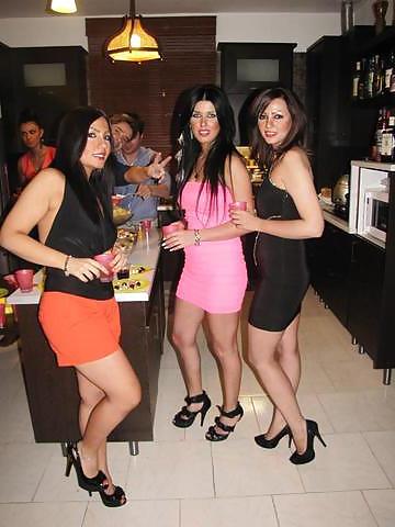 25P Persian and Arabic women with long toenails