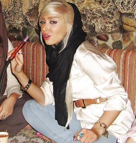 25P Persian and Arabic women with long toenails